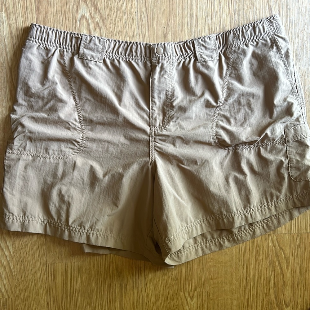 Columbia Lightweight Zippered  Shorts with Pockets Size XXL. Nylon Short.